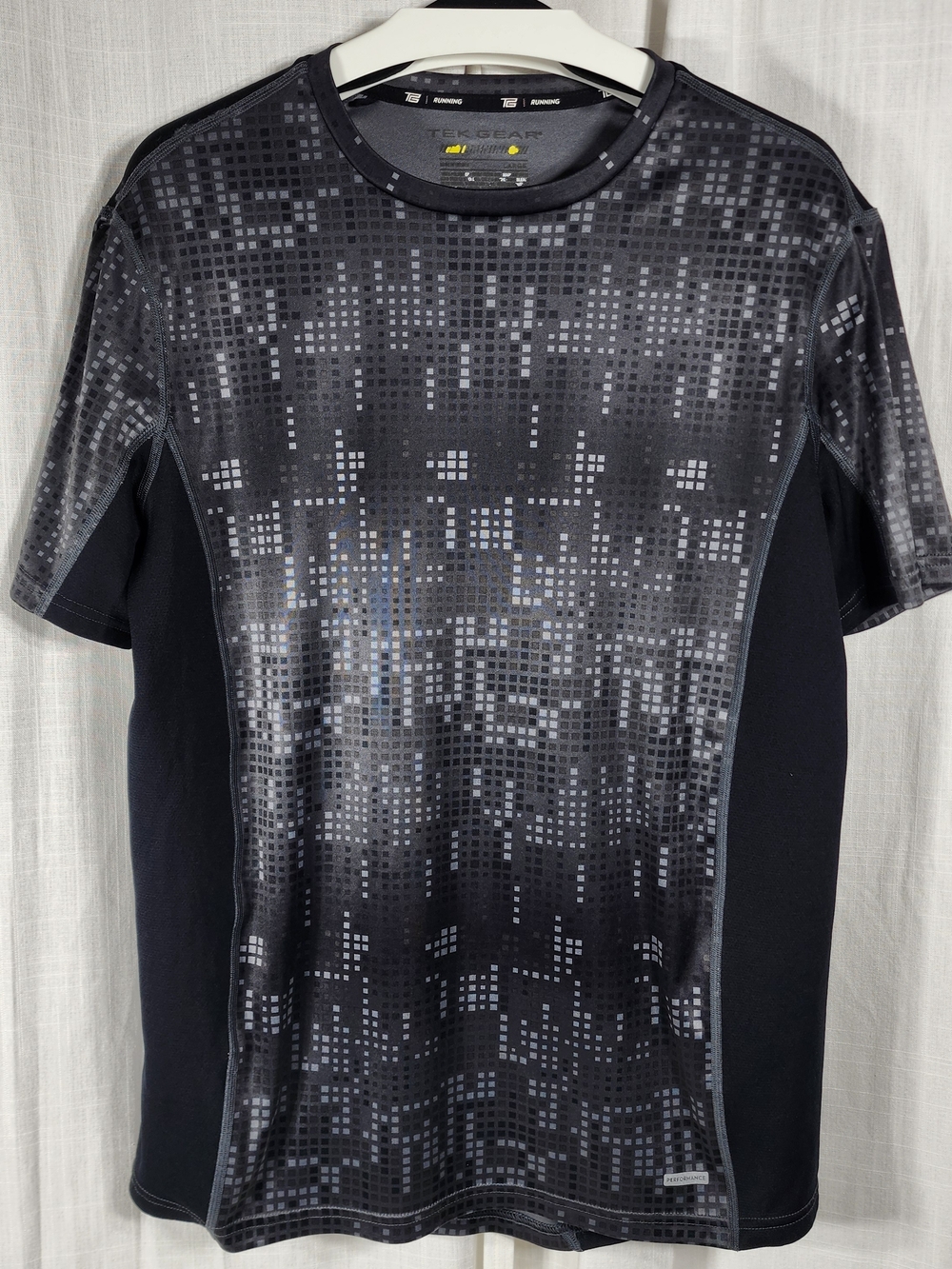 Tek Gear Men’s Black Pixel-Print Performance Tee